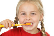 Ein Kind, was sich die Zähne putzt